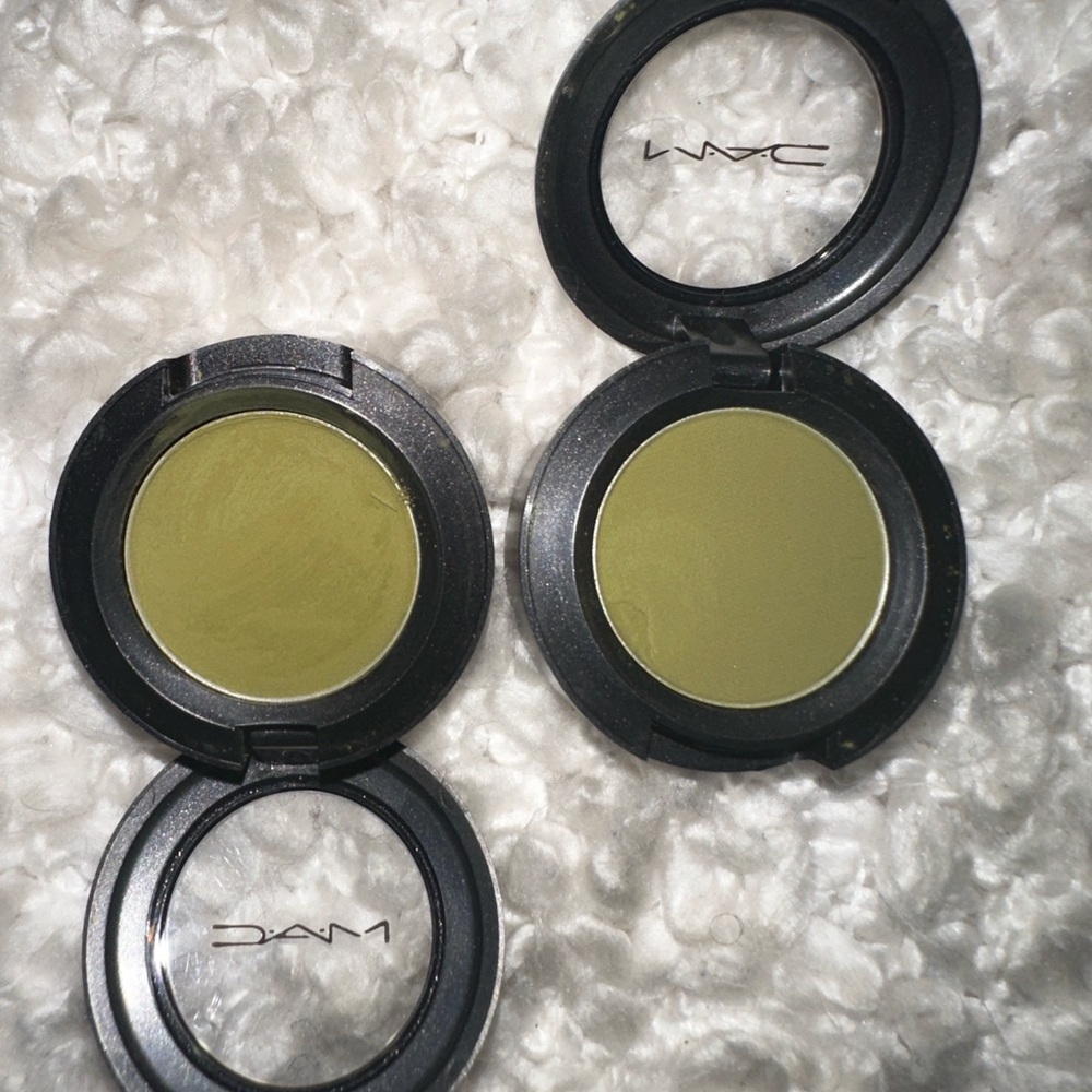 MAC Eyeshadow Pair “Mo Money-Mo Problems” - Picture 6 of 9